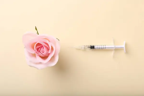 Косметологія Медичний Шприц Квітка Троянди Жовтому Тлі Плоский — стокове фото