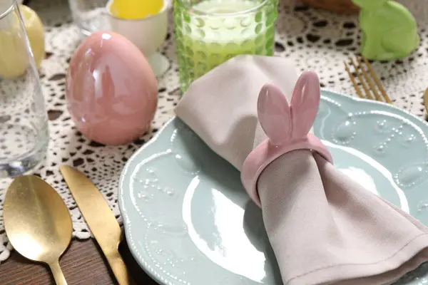 Tavşan Kulağı Şeklinde Peçete Halkası Olan Şenlik Masası Yakın Plan — Stok fotoğraf