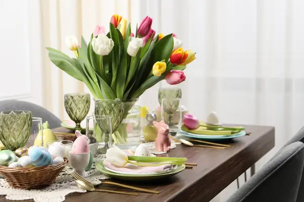 Güzel Çiçekli Şenlik Masası Paskalya Kutlaması — Stok fotoğraf