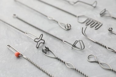 Mermer masada farklı logopedik sondalar var. Konuşma terapisti aletleri.