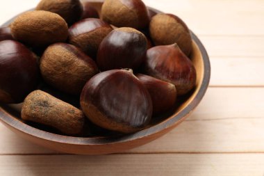 Yumuşak, taze kestaneler açık ahşap masada, yakın plan.