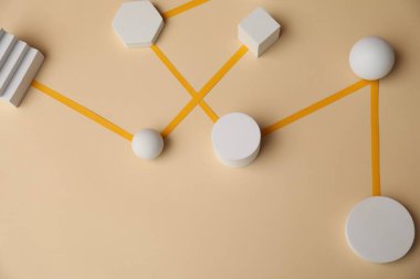 İş süreci organizasyonu ve optimizasyonu. Bej arkaplan üzerinde geometrik şekiller ile şema, üst görünüm
