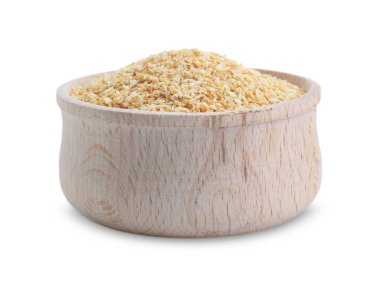 Tahta kasedeki kurutulmuş sarımsak taneleri beyaza izole edilmiş.