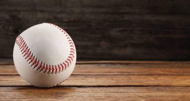 Tahta zemin üzerinde beyzbol topu, metin için boşluk