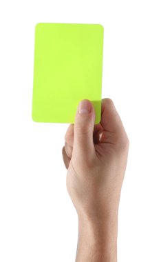 Hakemin elinde beyaz arka planda sarı kart var, yakın plan.