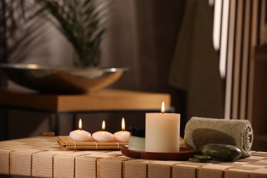 Kapalı alandaki bankta farklı spa ürünleriyle güzel bir kompozisyon.