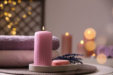 Masada farklı spa ürünleri olan güzel bir kompozisyon.