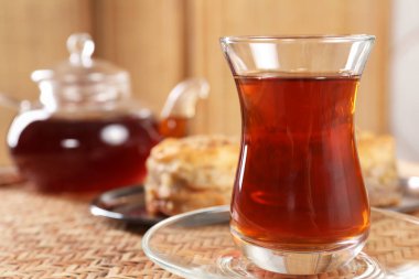 Hasır masada geleneksel Türk çayı, yakın plan. Metin için boşluk