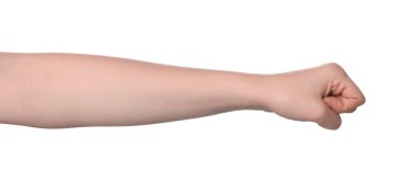 Taş, kağıt ve makas oynuyorum. Beyaz arka planda yumruğunu gösteren kadın, yakın plan