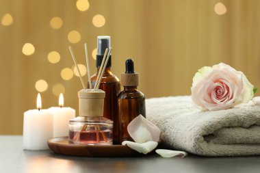 Farklı spa ürünleri ve açık masa üzerinde gül çiçeği içeren kompozisyon
