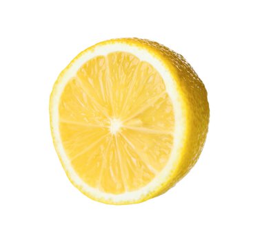 Beyaza izole edilmiş taze limon parçası.