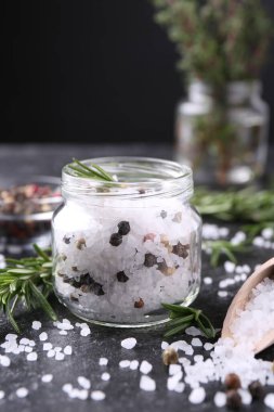 Taze biberiyeli tuz ve koyu gri desenli masada biberli mısır, yakın plan.