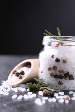 Taze biberiyeli tuz ve koyu gri desenli masada biberli mısır, yakın plan.