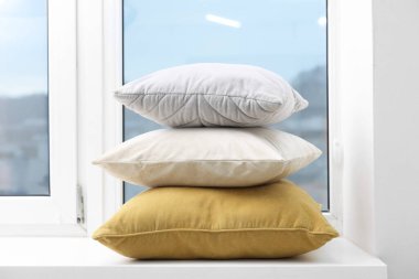 Pencere pervazındaki yumuşak yastıklar.