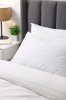 Evdeki yumuşak beyaz yastıklar ve yorganlar