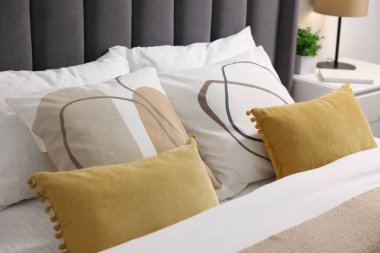 Evdeki yatakta yumuşak yastıklar ve yorganlar