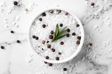 Biberiyeli tuz ve beyaz mermer masada biberli mısır.