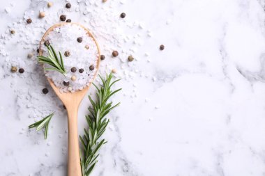 Biberiyeli tuz ve beyaz mermer masada kaşık içinde biberli mısır. Metin için boşluk
