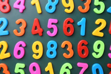 Yeşil zemin üzerinde renkli sayılar, düz yatıyordu