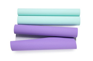 İki renkli duvar kâğıdı rulosu beyaza izole edilmiş, üst manzara