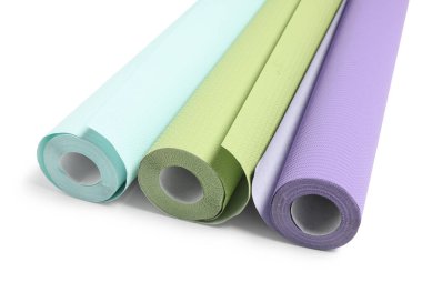 Beyaz üzerine izole edilmiş üç renkli duvar kağıdı rulosu