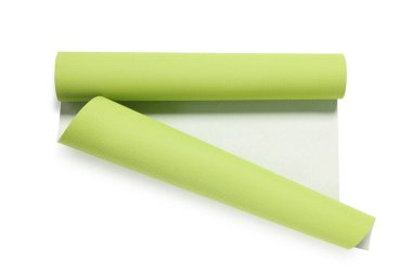 Bir yeşil duvar kağıdı rulosu beyaza izole edilmiş, üst manzara