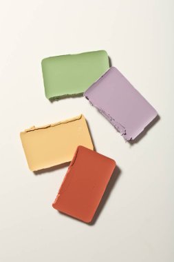 Beyaz arkaplan ve üst görünümde farklı renk düzeltme aygıtları