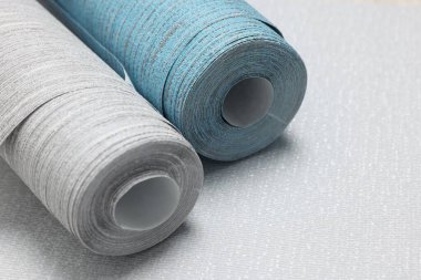 Duvar kâğıdı açık gri örnekte yuvarlanıyor, yakın plan. Metin için boşluk