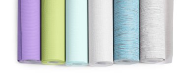 Beyaz, üst görünümde izole edilmiş farklı duvar kağıdı ruloları