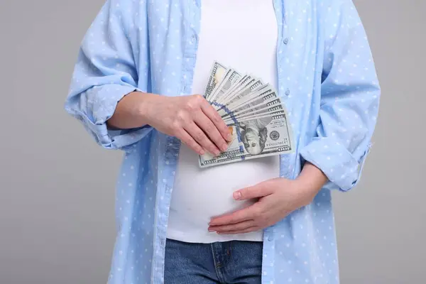 Суррогатная Мать Беременная Женщина Долларовыми Банкнотами Светло Сером Фоне Крупным — стоковое фото