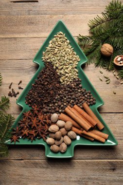 Farklı baharatlar, fındık ve köknar dalları ahşap masa, düz yatıyordu.