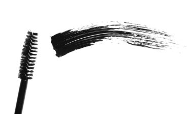 Siyah rimel ve aplikatör kokusu beyaza izole edilmiş, üst görünüm.