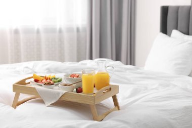 Evde yatakta lezzetli kahvaltı tepsisi, mesaj için yer