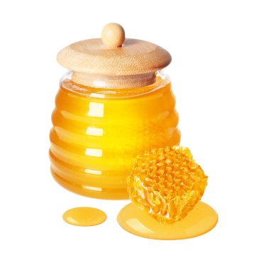 Kavanozda doğal bal ve beyaz arka planda bal peteği