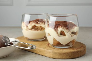 Işık masasında gözlüklü nefis tiramisu.