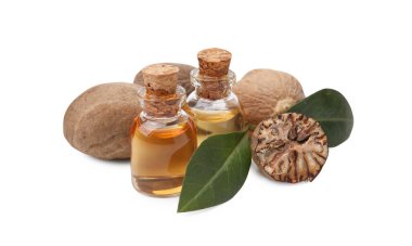 Nutmeg temel yağı, fındık ve yaprakları beyazın üzerinde izole edilmiş.