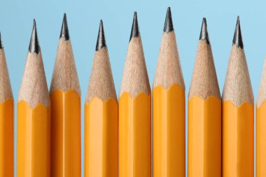 Turkuaz arka plan, makro görünüm üzerinde birçok keskin grafit kalem