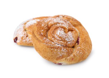 Lezzetli rulo reçelli ve beyaz üzerine izole edilmiş toz şeker. Tatlı çörekler.