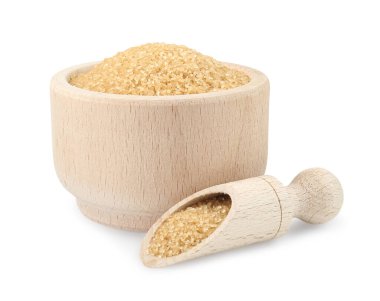 Kahverengi şeker kasede ve kepçe beyazda izole