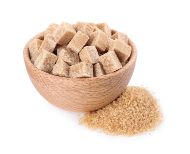 Beyaz üzerine izole edilmiş farklı kahverengi şeker ve kase türleri