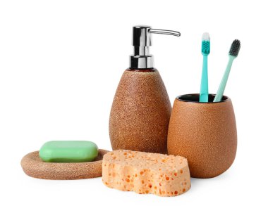 Banyo aksesuarları. Beyaza izole edilmiş farklı kişisel bakım ürünleri.