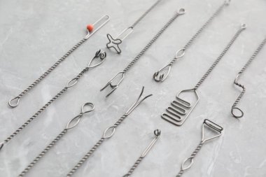 Mermer masada farklı logopedik sondalar var. Konuşma terapisti aletleri.