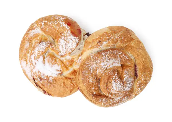 Reçelli lezzetli börekler ve beyaz üzerine izole edilmiş pudra şekeri, üst manzara. Tatlı çörekler.