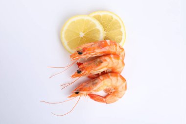 Lezzetli pişmiş karides ve limon beyaza izole edilmiş.