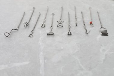 Mermer masa üzerinde farklı logopedik sondalar seti, metin için boşluk. Konuşma terapisti aletleri.