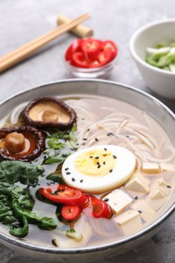 Yumurtalı, mantarlı, soya peynirli ve sebzeli nefis vejetaryen ramen, yakın plan. Erişte çorbası.
