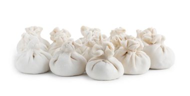 Pek çok pişmemiş khinkali (hamur tatlısı) beyaz üzerine izole edilmiş. Gürcistan mutfağı