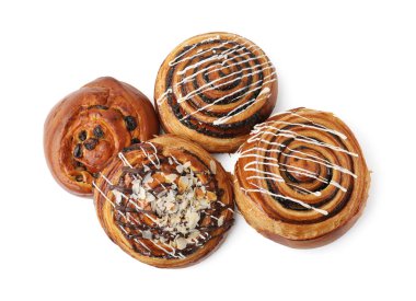 Beyazlar üzerinde izole edilmiş farklı lezzetli börekler. Tatlı çörekler.