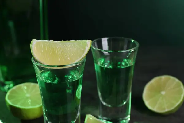 Absinthe Shot Bardakları Limon Masada Yakın Plan Alkolik Içki — Stok fotoğraf