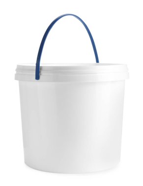 Bir boş plastik kova beyaza izole edilmiş.